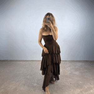 Vestido marrón volante