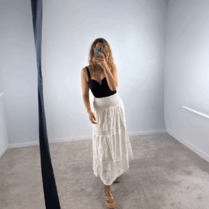 Falda blanca perforada